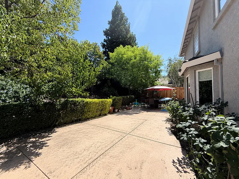 972 Cameron Dr — Photo 35