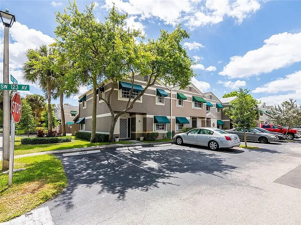 3 bed, 1338 sqft, $2,800 — Photo 2