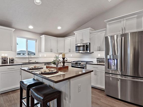Island for quick bites and family time