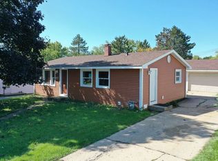 79 Golfview Ln, Carpentersville, IL 60110