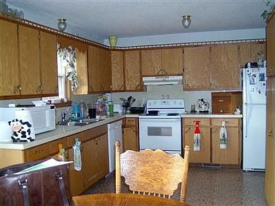 Spacious kitchen with tons-o-cabinets