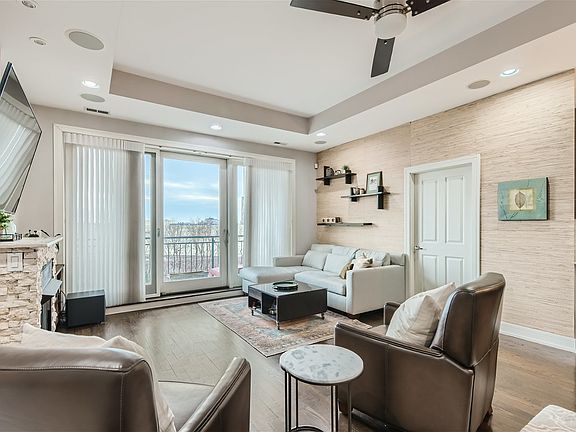 4th image of 1937 W Diversey Ave #4B