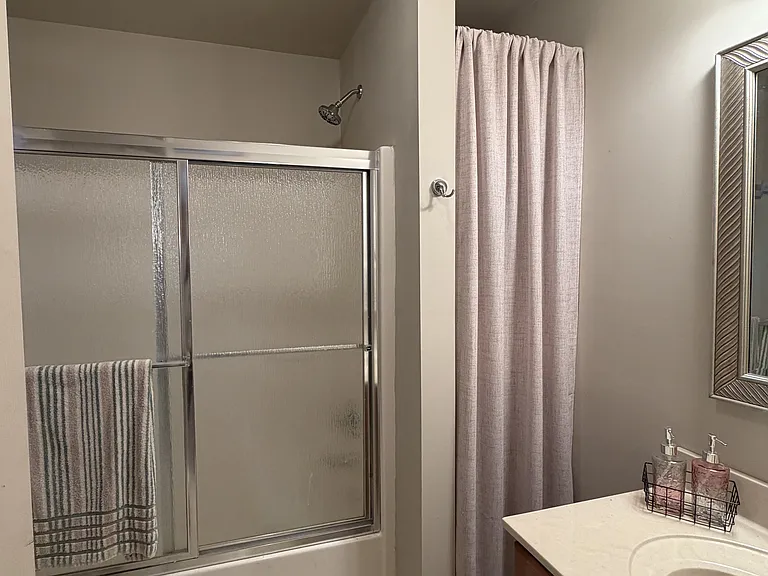 Tub/shower combo
Plenty of storage