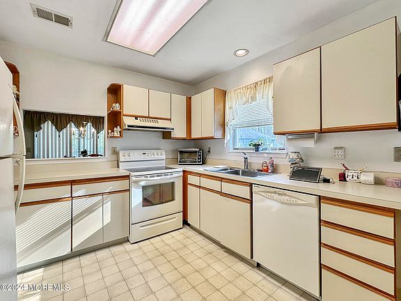 4th image of 503 Petunia Lane N