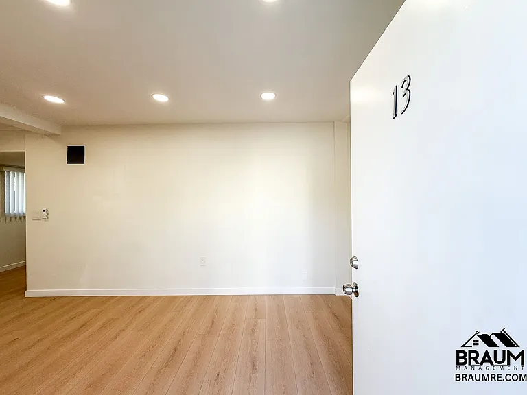 15634 Leadwell St — Photo 2