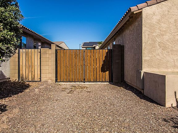 4th image of 18110 W Glenrosa Ave