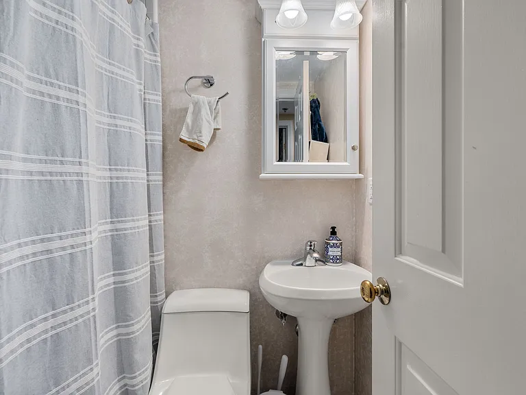 15 Henley St #A — Photo 7