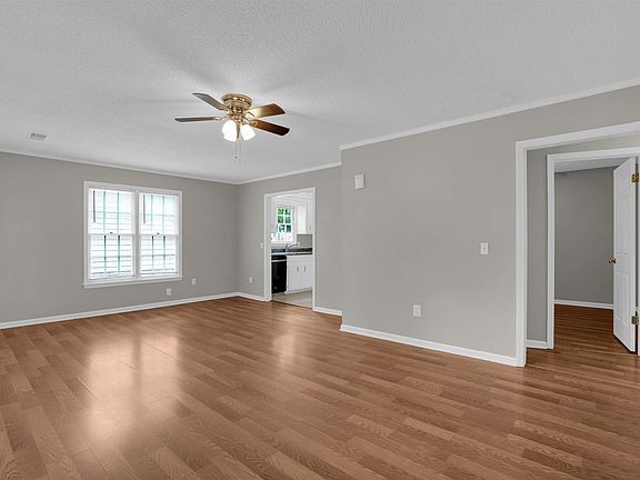 3rd image of 109 Crossthorn Rd