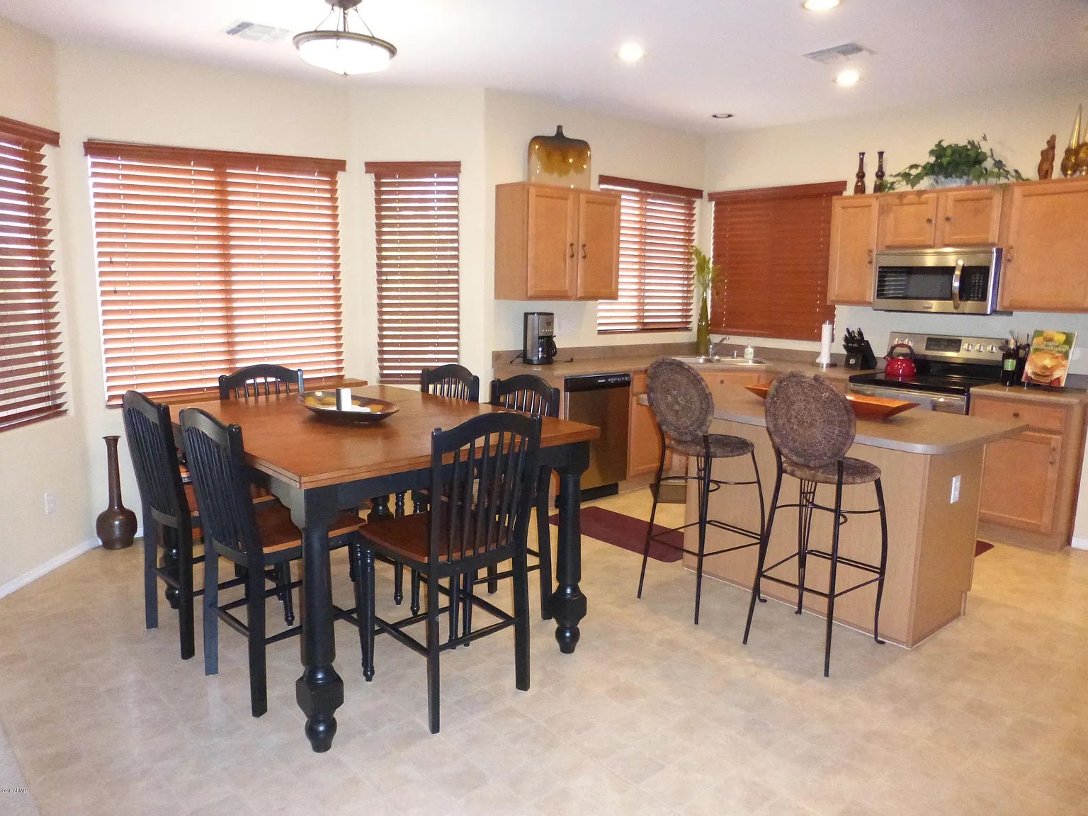 3 bed, 3.0 bath, 2375 sqft, $3,300 — Photo 2