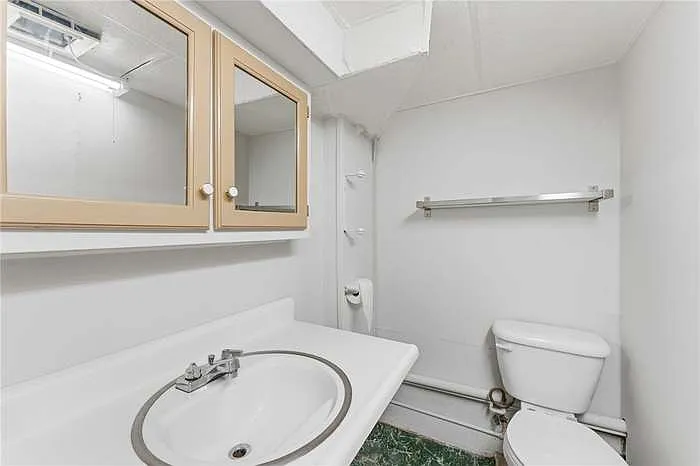 102 Overhill Rd — Photo 1