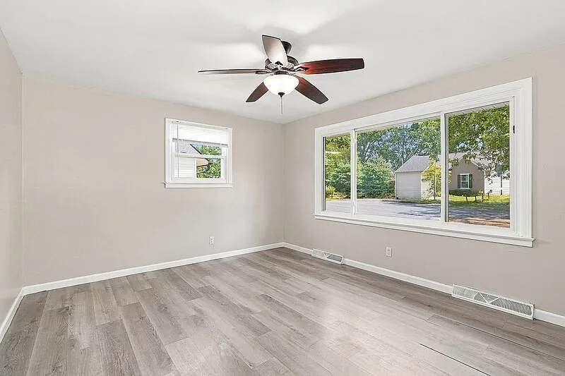 4 bed, 1.0 bath, 995 sqft, $1,650 — Photo 4