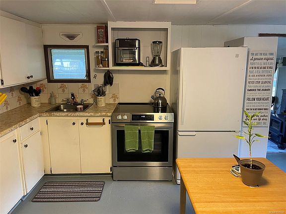 4th image of 247 Huson Rd