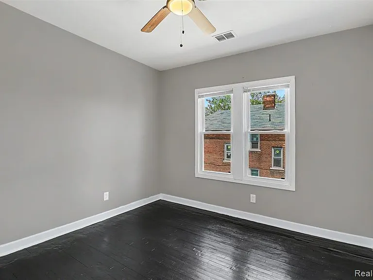 2731 Elmhurst St — Photo 10