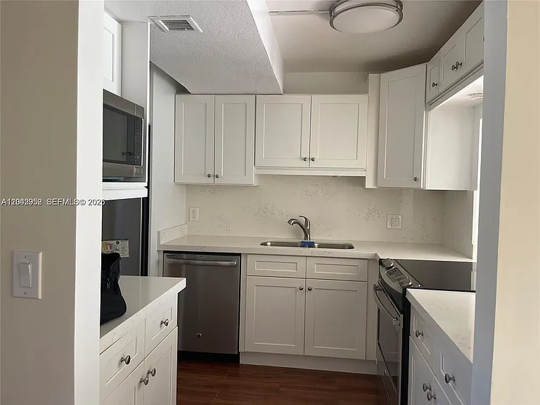9401 Evergreen Pl #103 — Photo 2