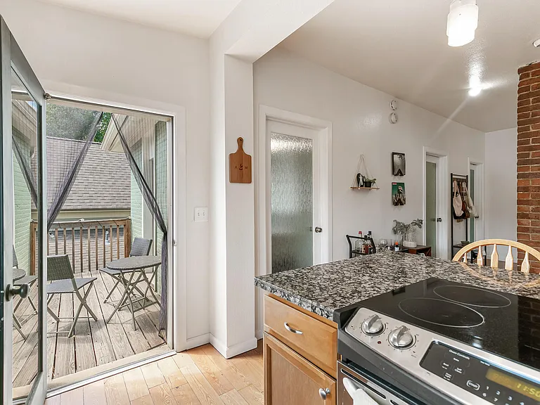 208 S Lincoln St #D — Photo 15