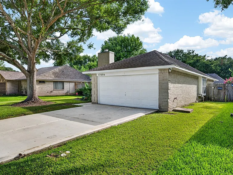 17006 Enchanted Cir E — Photo 2