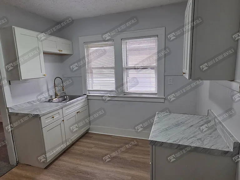 2498 Glendale St — Photo 18