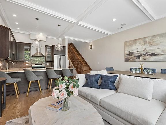 4th image of 1534 N Wood St #3