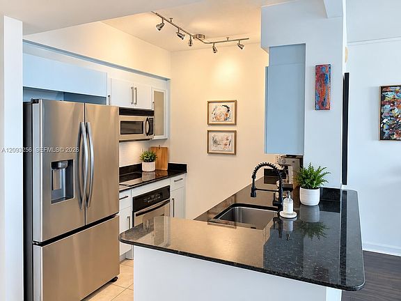 4th image of 325 Biscayne Blvd #1424