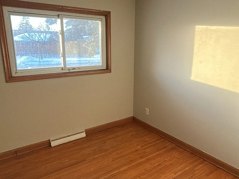 26 Glengarry Rd #UPPER — Photo 3