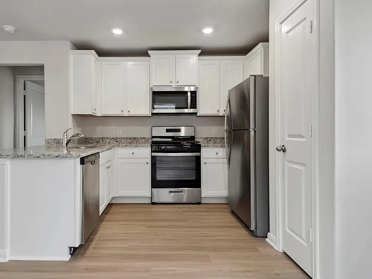 15871 Berry Hill Dr — Photo 7