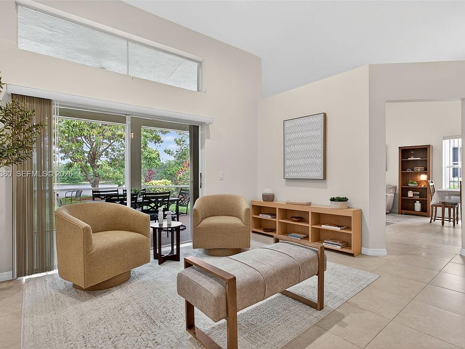 1st image of 370 Carrington Dr