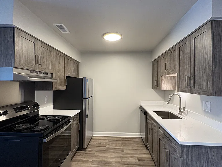 Lakeside Village Apartments — Photo 187