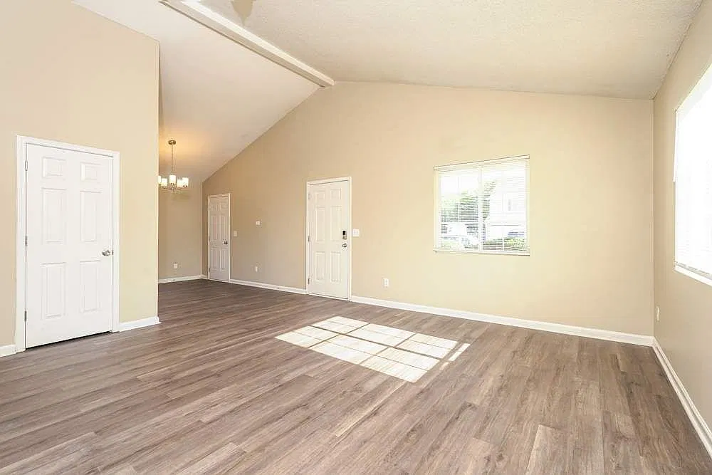3 bed, 1200 sqft, $1,645 — Photo 3