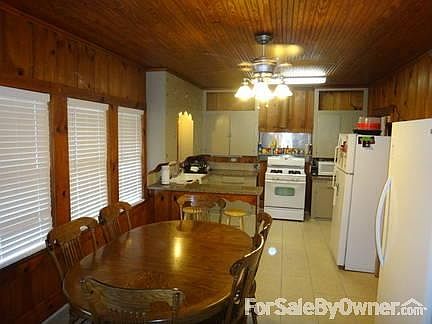 3rd image of 305 Oak St