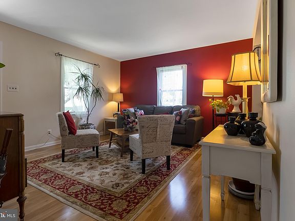 4th image of 10811 Hobson St