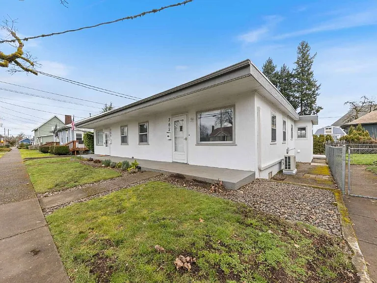 762 SW Levens St — Photo 1