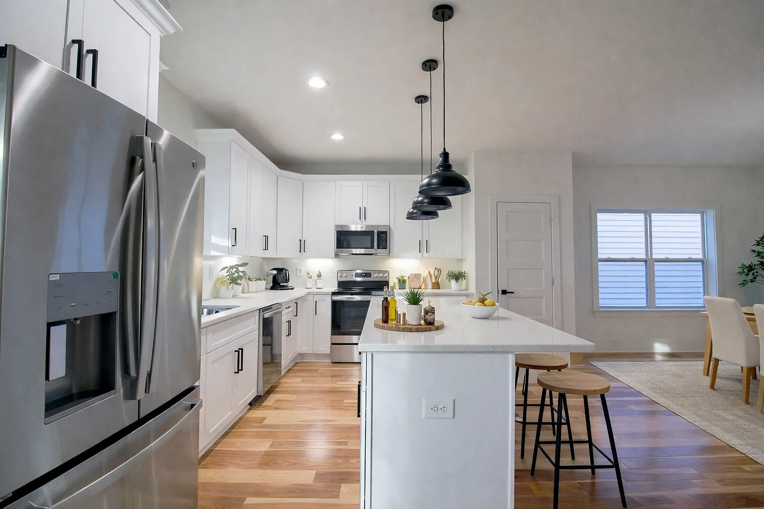 4 bed, 2400 sqft, $3,895 — Photo 2
