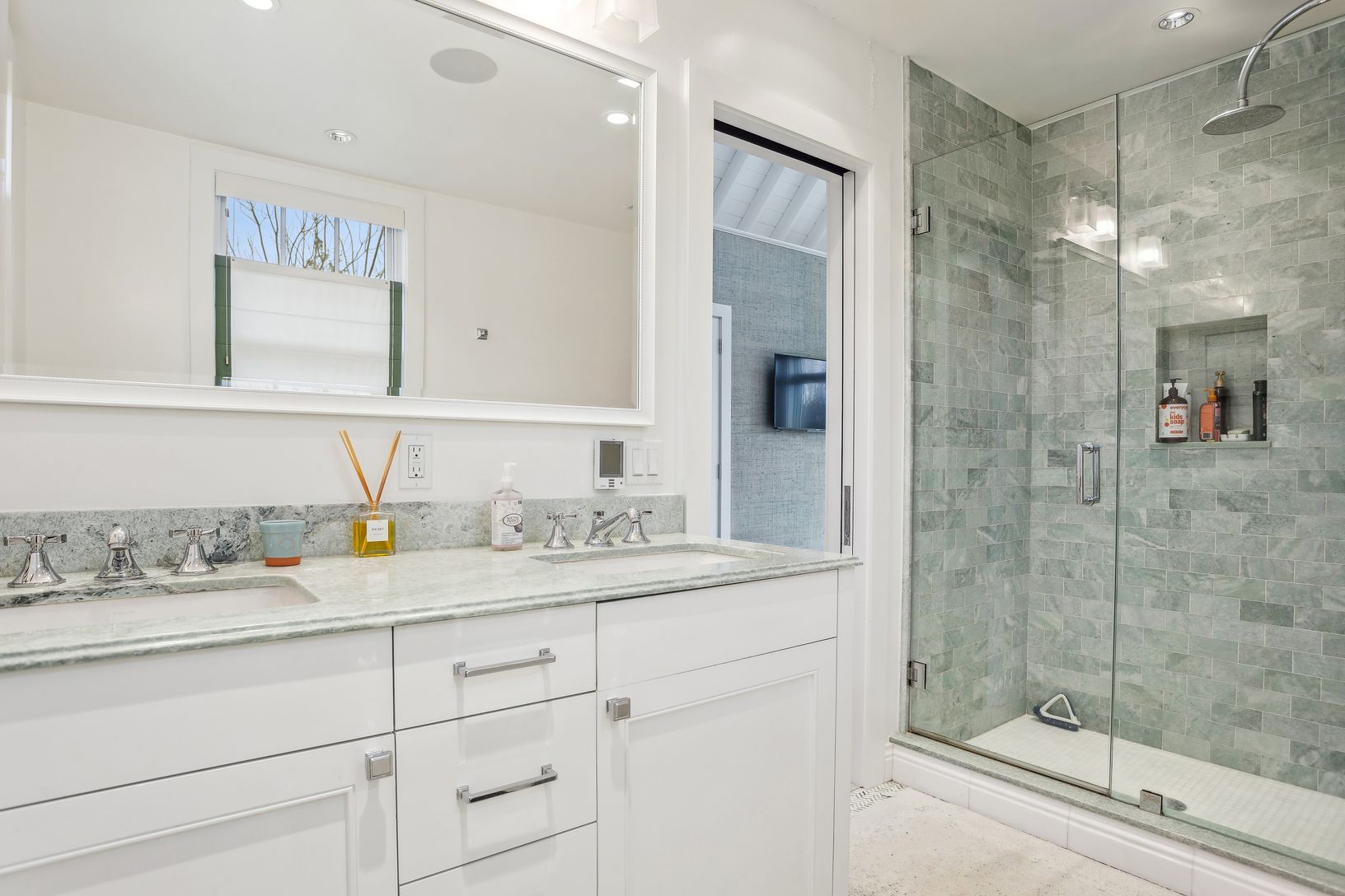  En-suite primary bath