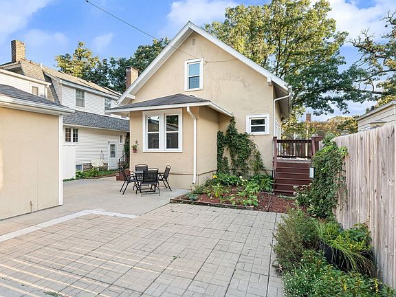 3rd image of 802 8th Ave NW