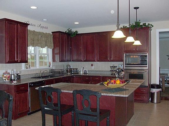Custom Kitchen w/ granite countertops