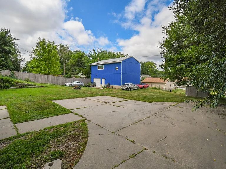1115 N Duluth Ave — Photo 32