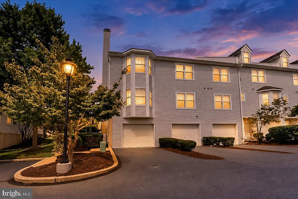 2 bed, 2.0 bath, 1584 sqft, $2,200 — Photo 3