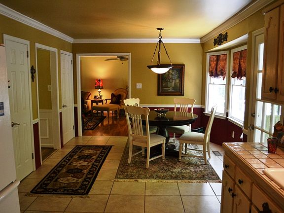 EAT-IN KITCHEN