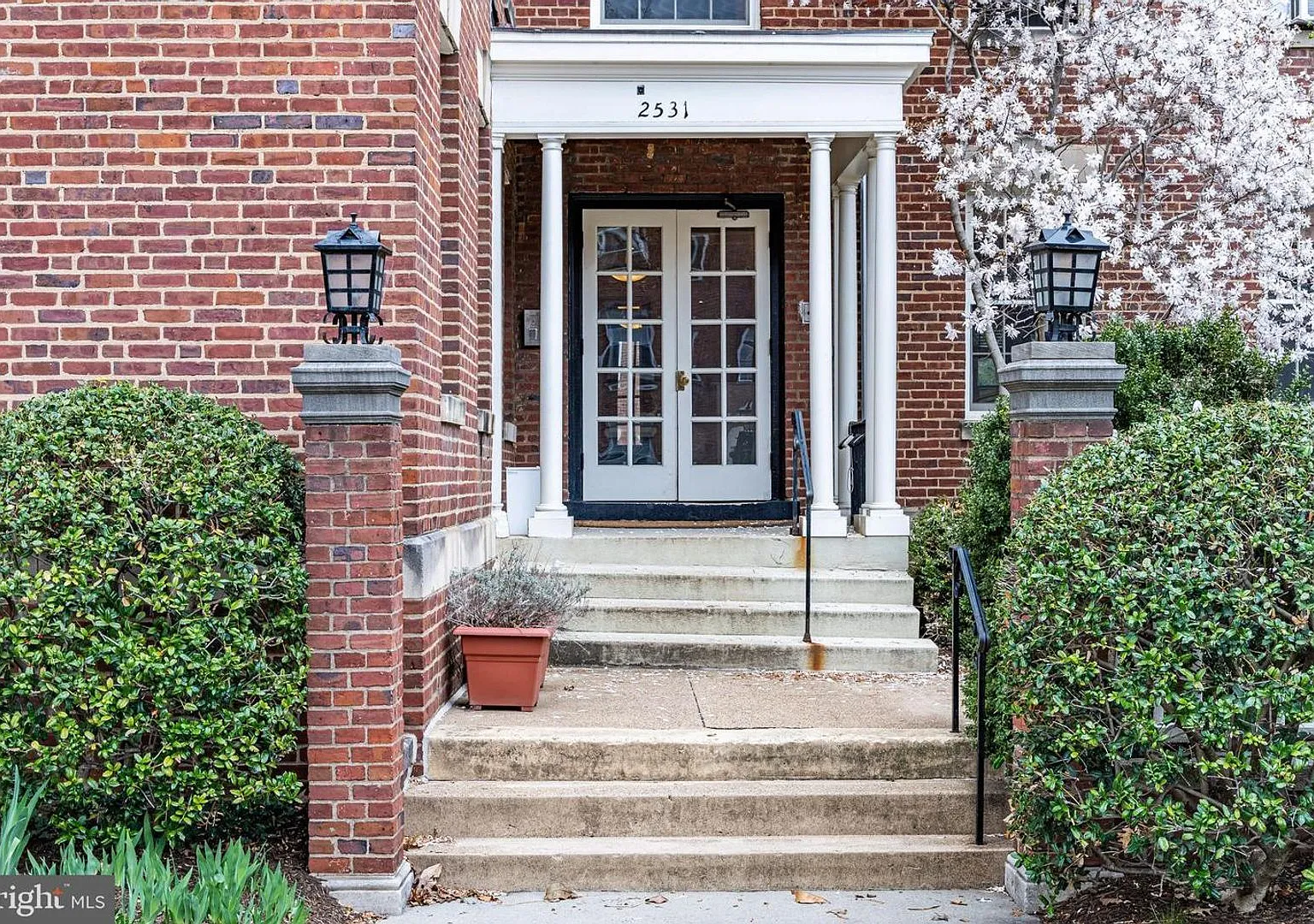 Top Floor Georgetown Two Bedroom in Amazing Location! — Photo 3