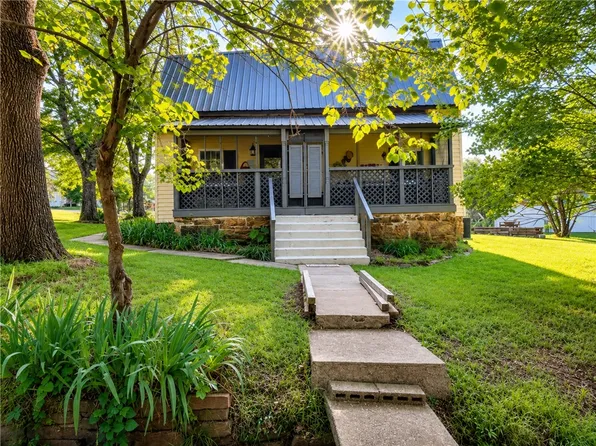1421 Hendrix St, Altus, AR 72821