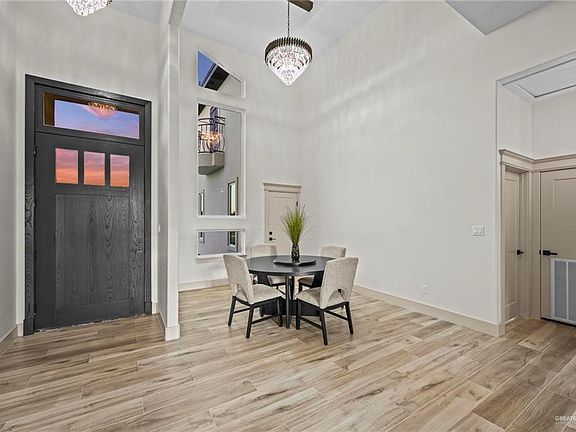 3rd image of 2405 N Venice Ave