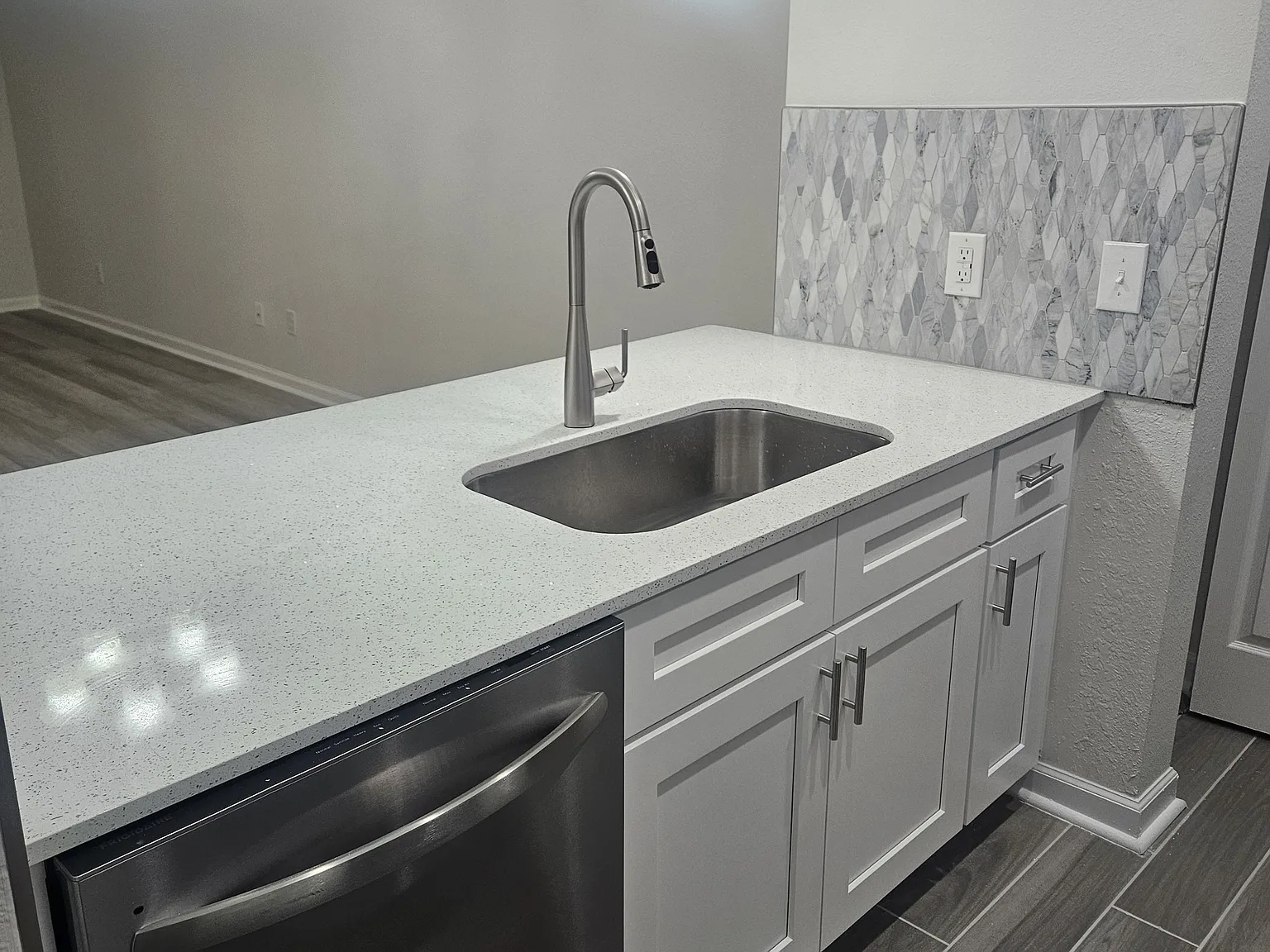 2 bed, 1000 sqft, $1,800 — Photo 3