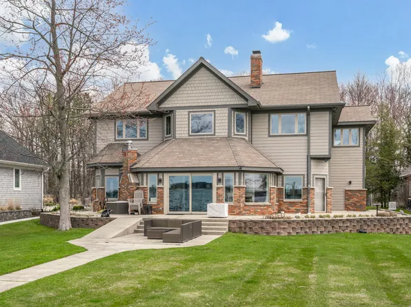 9230 E Shore Dr, Portage, MI 49002