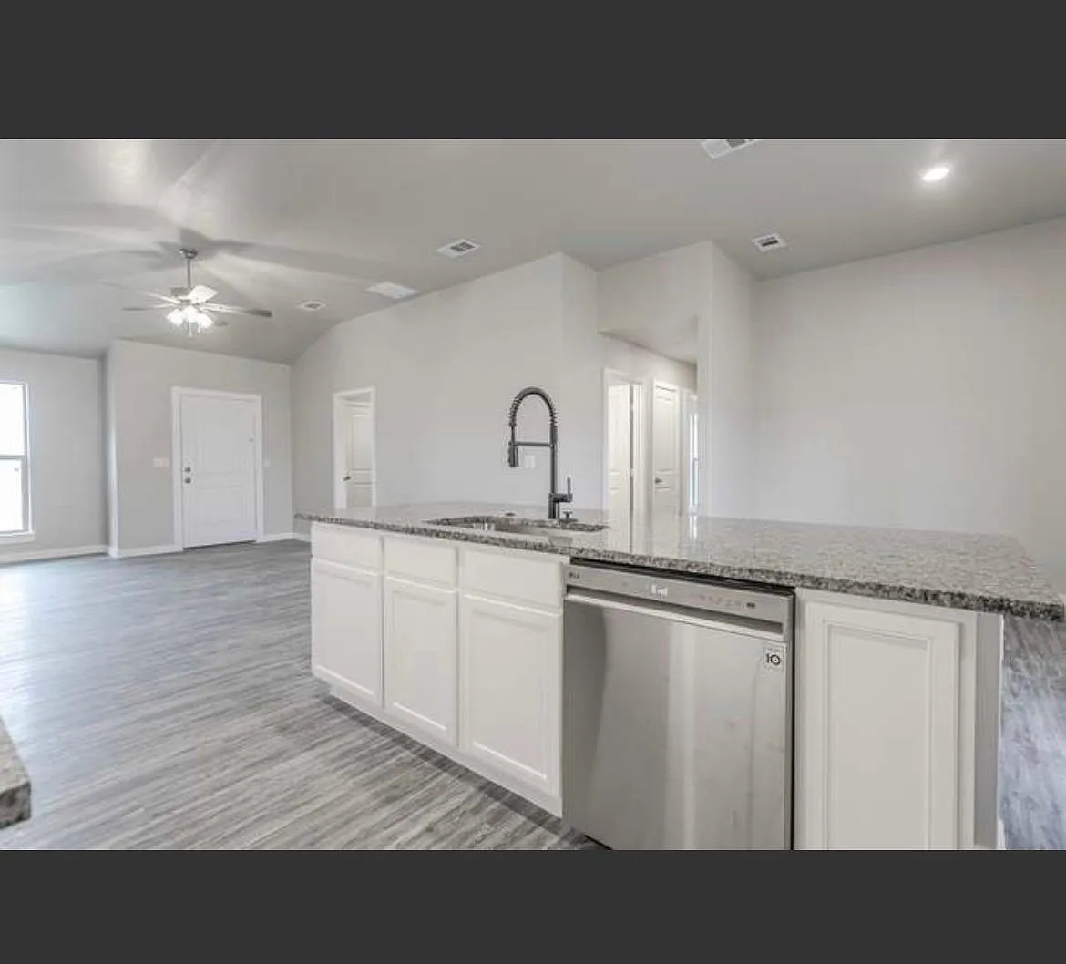 2910 Yellowstone Ct — Photo 2