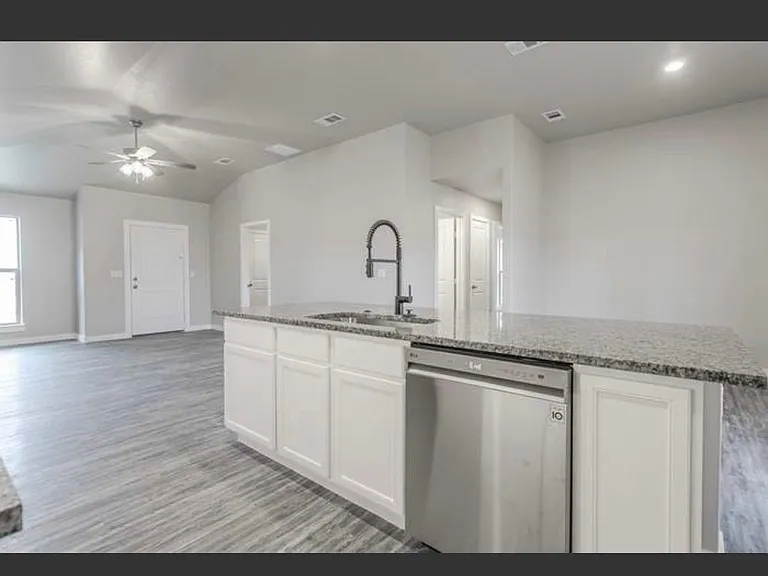 2910 Yellowstone Ct — Photo 2