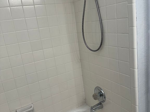 3rd image of 1725 Lincolnshire Way
