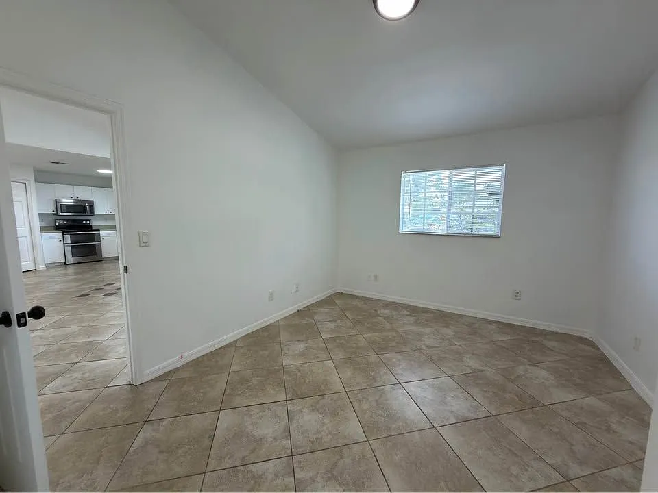 3 bed, 2.0 bath, 988 sqft, $1,400 — Photo 3