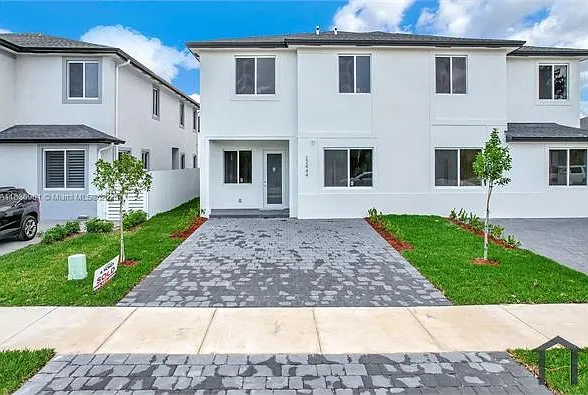 5 bed, 2504 sqft, $4,540 — Photo 3