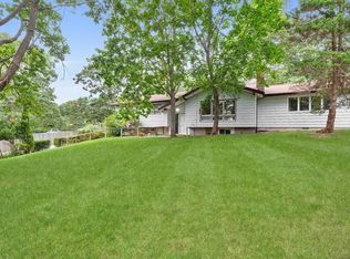 28 Old Riverhead Rd, Hampton Bays, NY 11946