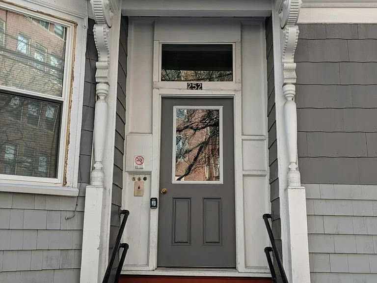 252 Windsor St #3 — Photo 9